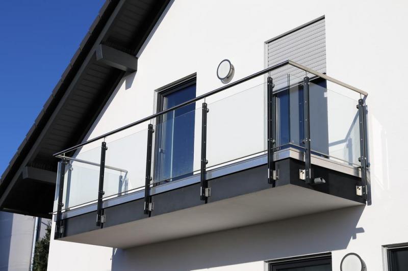 Aluminium ou verre, quel mat&eacute;riau choisir pour un garde-corps ext&eacute;rieur durable ?